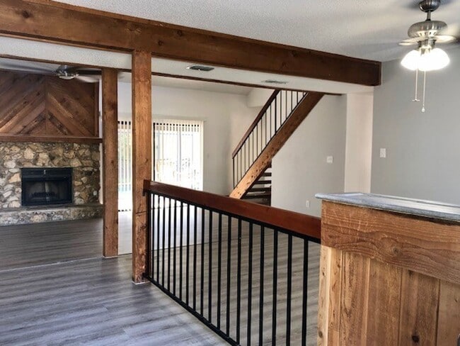 Building Photo - MOVE IN NOW! 4x3 Screened in pool home!!! ...
