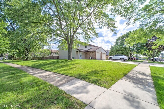 Building Photo - 1405 Merrimac Ln N