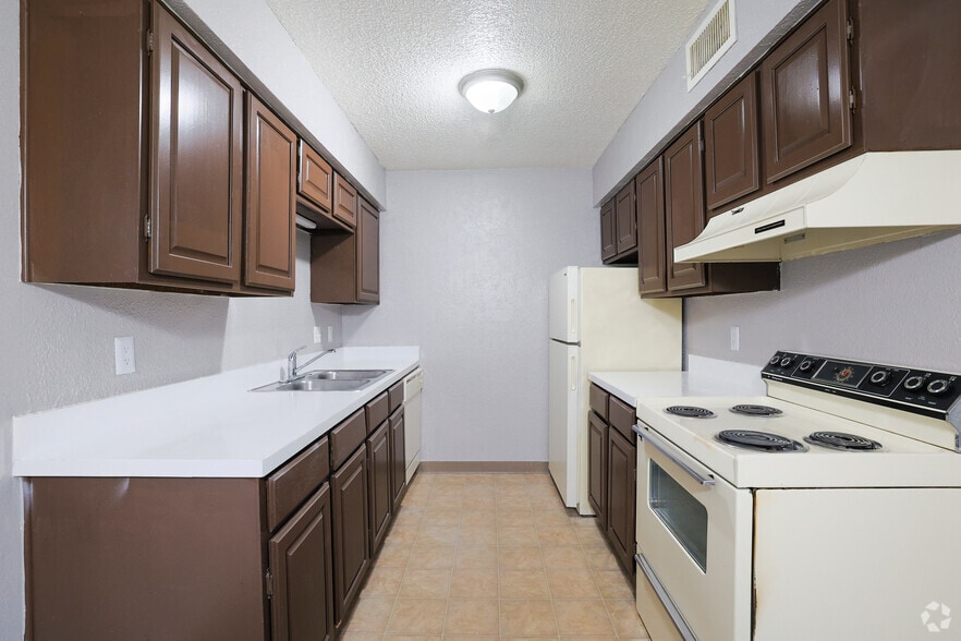 2BR, 2BA - 913SF - Mt. Carmel Village Apartments