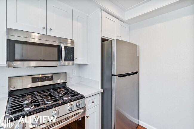 Building Photo - Gorgeous 2 bed/2 baths, located in the highly desired community of Woodbridge.