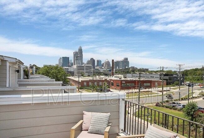 Building Photo - 256 Parkwood Ave