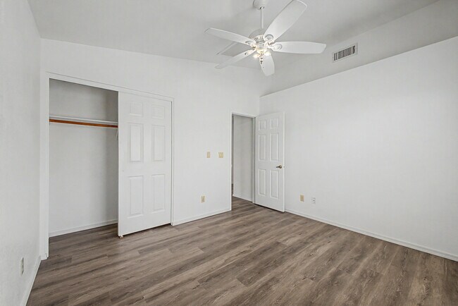 Building Photo - 3103 N Meadow Ln