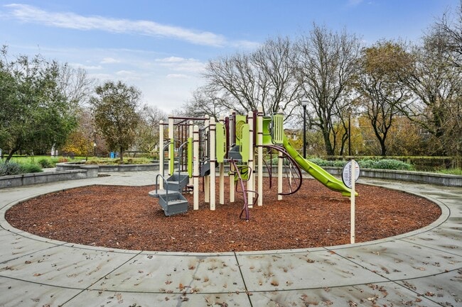 Building Photo - 816 Wellington Pl