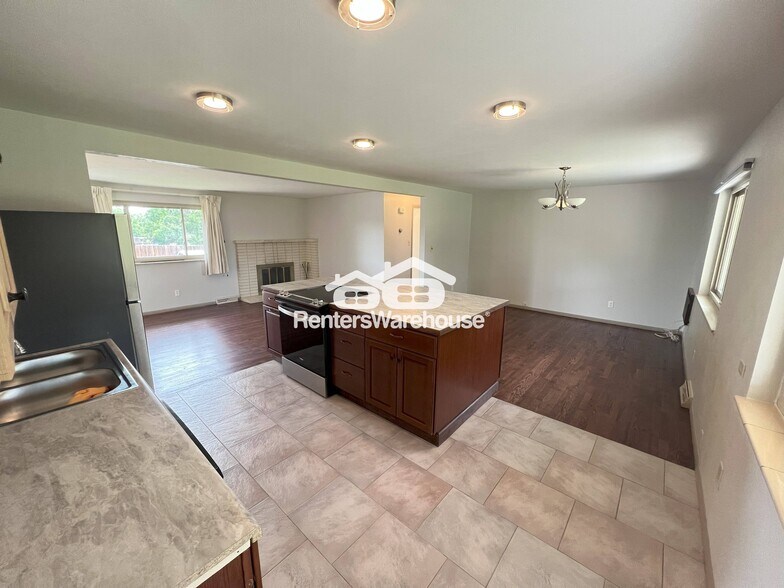 Building Photo - 7759 Elmwood Ln