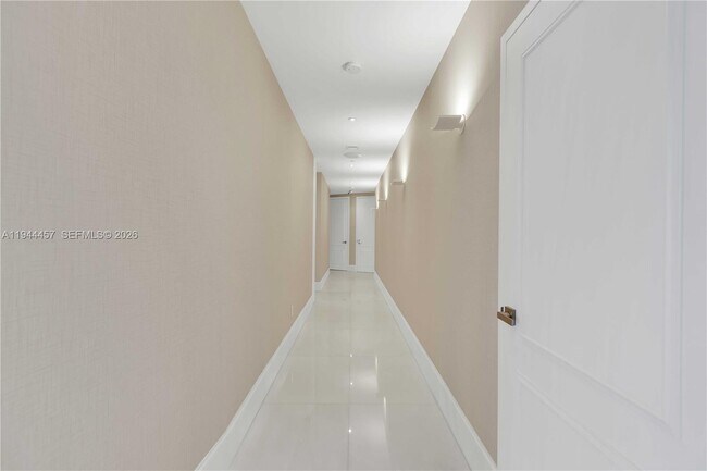 Building Photo - 18555 Collins Ave