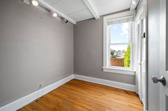 Building Photo - 809 W Touhy Ave