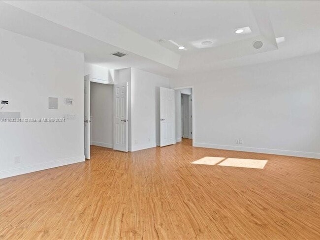 Building Photo - 926 Marina Dr