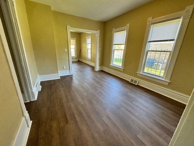 Building Photo - 4 Bedroom House