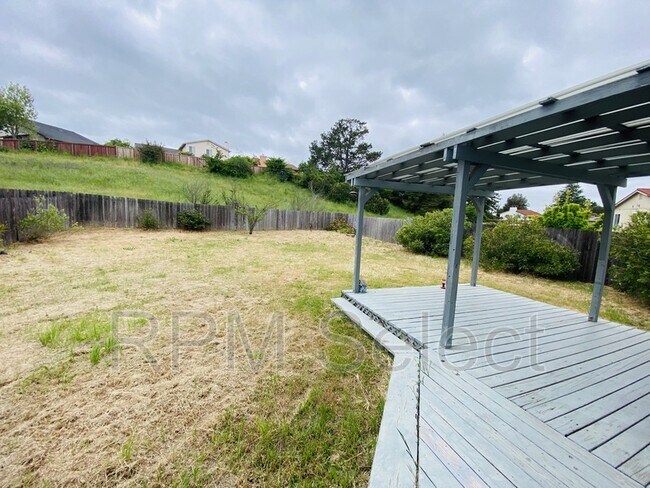 Building Photo - 2204 Lupine Rd