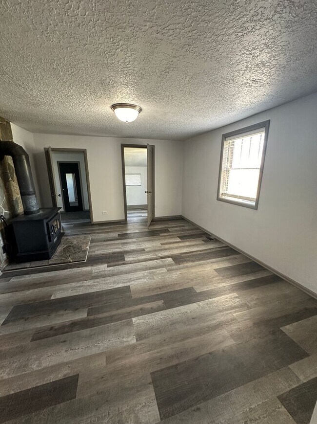 Building Photo - THIS IS A LEASE TAKEOVER, PLEASE CONTACT THE CURRENT TENANT, DANIEL @ 208-883-2854 - Super Cute 3...
