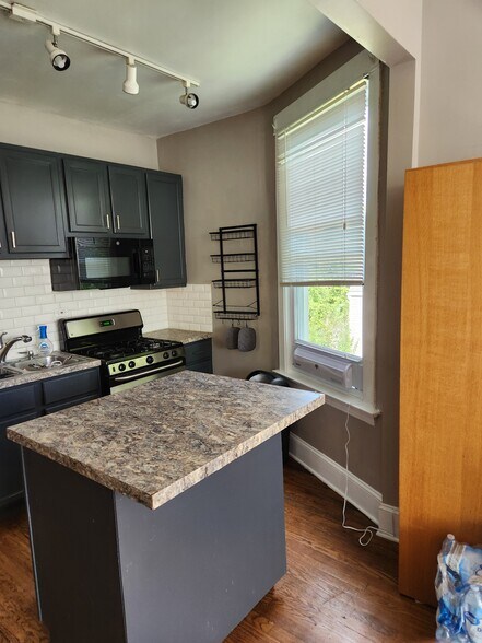Kitchen island microwave stove - 3556 W Medill Ave