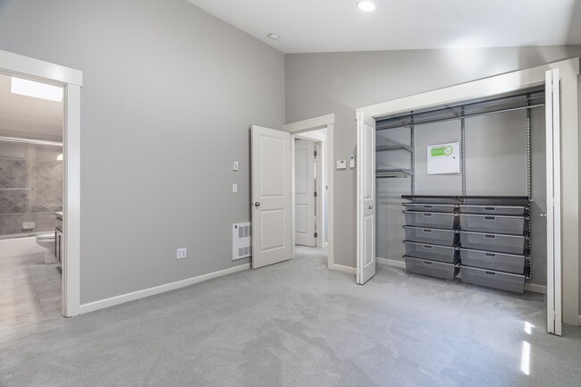 Building Photo - 2bd/2.5ba Seattle Townhome