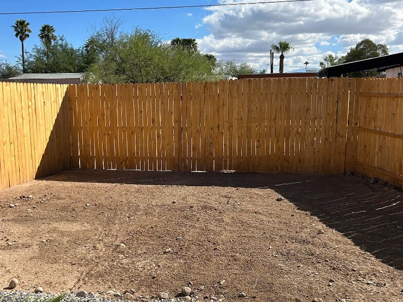 Building Photo - 646 N Desert Ave