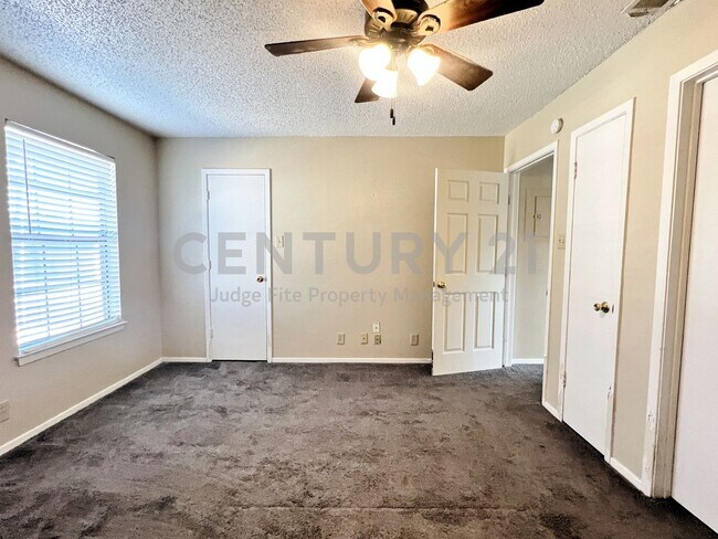 Building Photo - Lovely 2-Story 2/2.5 Condo in Denton For Rent!