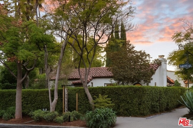 Building Photo - 953 N Martel Ave