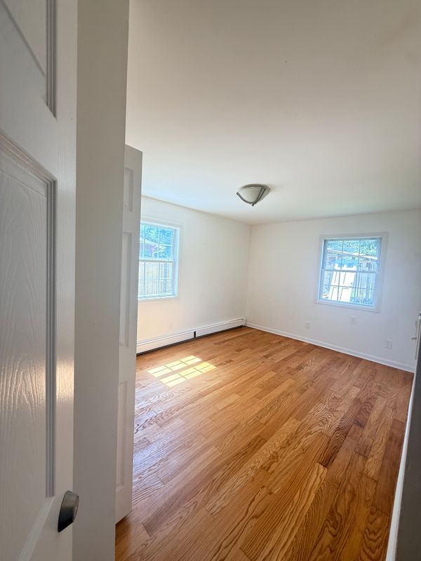 Building Photo - 10 Park Cir