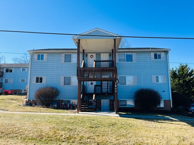Building Photo - * RE-RENTAL AVAILABLE 6/16/26 * 3 Bedroom, 2 Bath Apartment