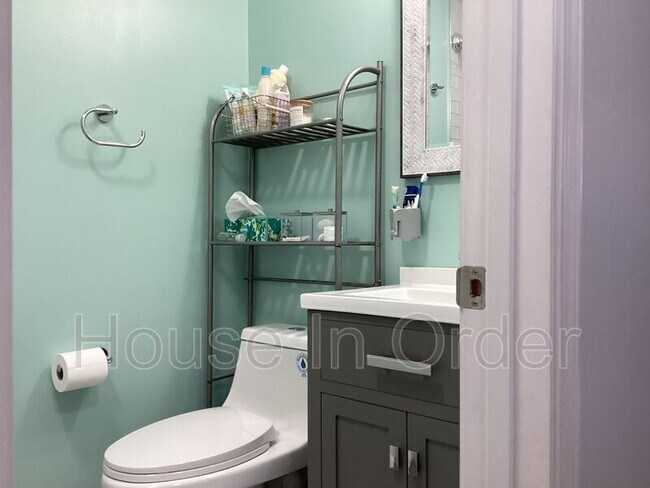 Building Photo - 23 Moore Ave