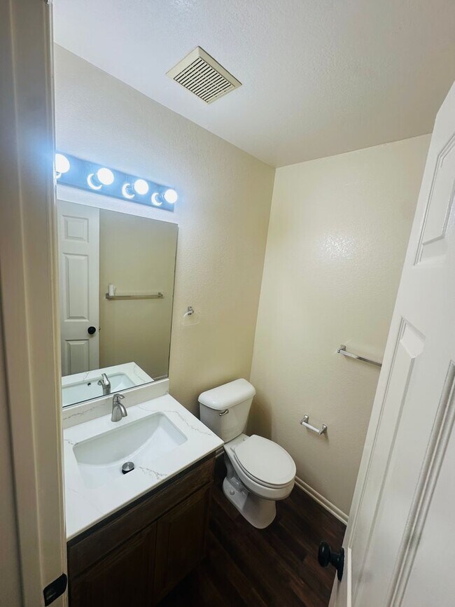 Building Photo - 1314 W Apricot Ave