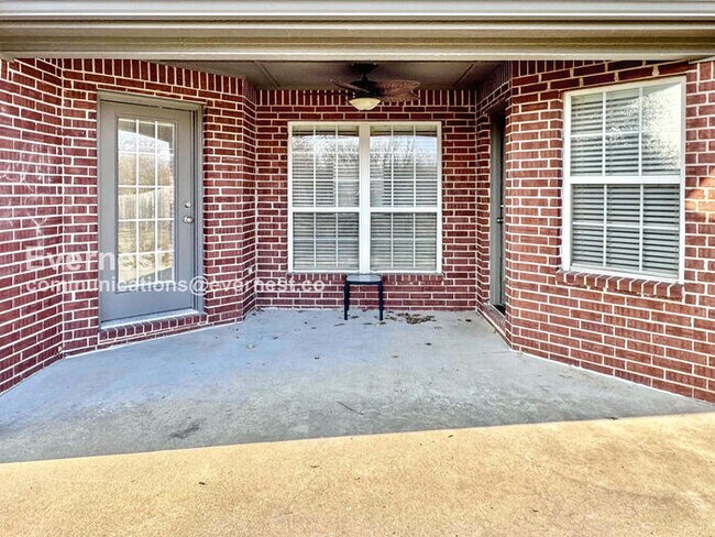 Building Photo - Charming 3-Bed, 2-Bath Home with Fenced Backyard & 2-Car Garage