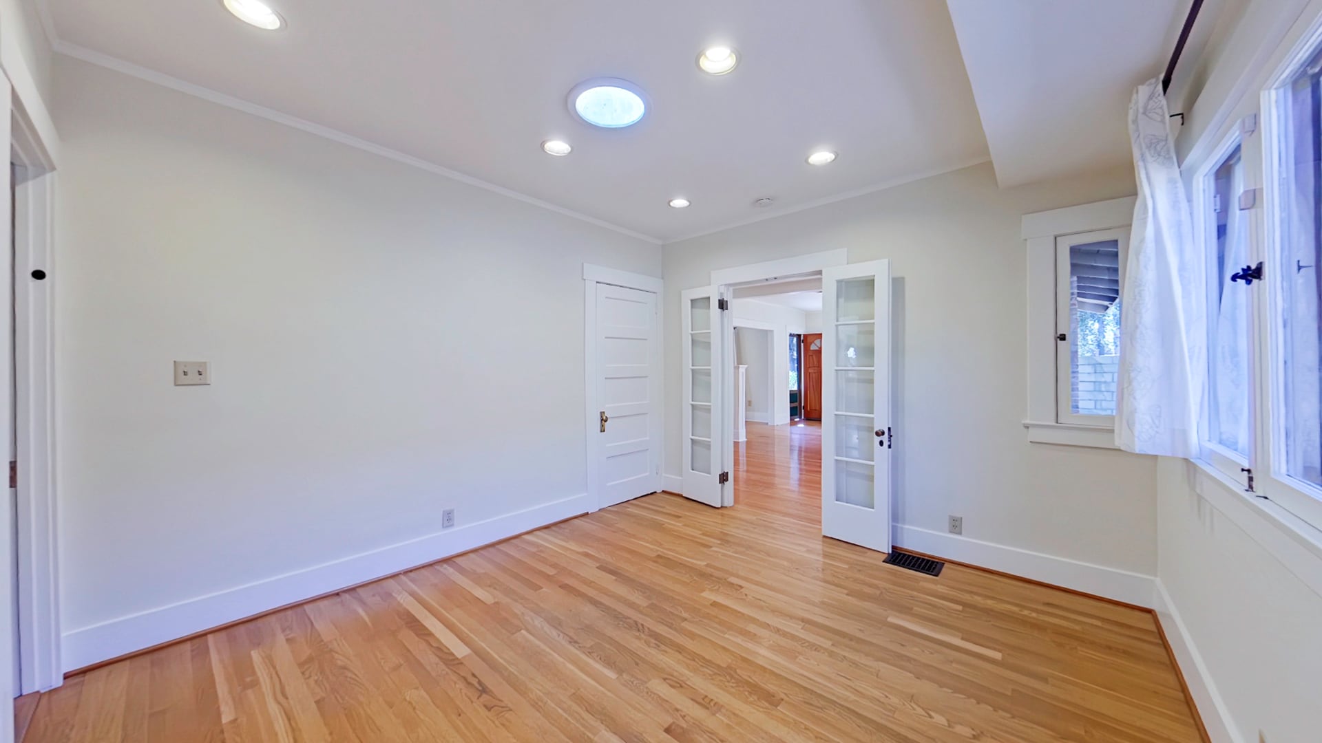 Building Photo - 1915 Las Lunas St