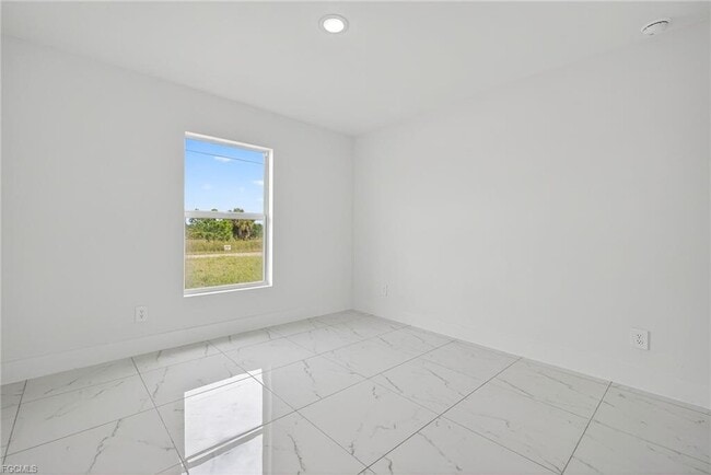 Building Photo - 1108 Eauclaire St E