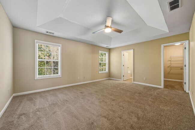 Building Photo - 4750 Ferncrest Pl