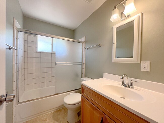 Building Photo - Inviting Duplex Just 5 Minutes from Sac State