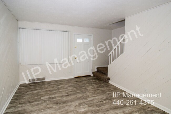Building Photo - 450 Kenwood Dr