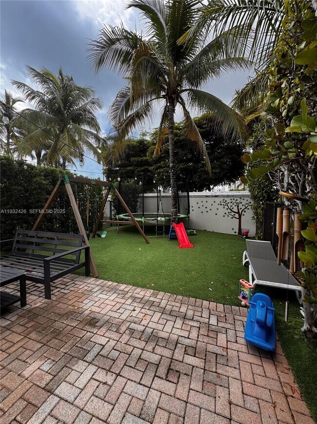 Building Photo - 876 Spinnaker Dr