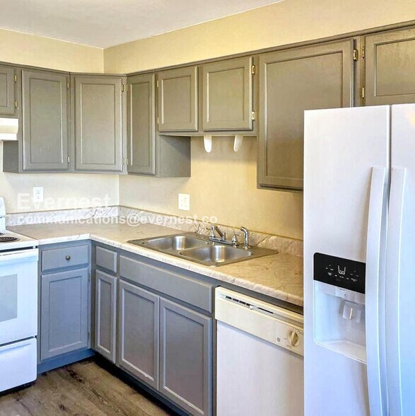 Building Photo - 13773 E 32nd Pl