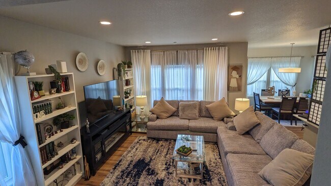 Building Photo - IMMACULATE 4 BED/2.5 BATH CUSTOM BUILT HOME IN SKYLINE RIDGE!