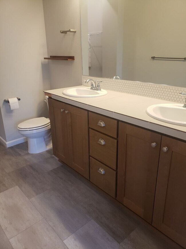 Building Photo - Reed's Crossing 2 bed/2.5 bath Townhome!