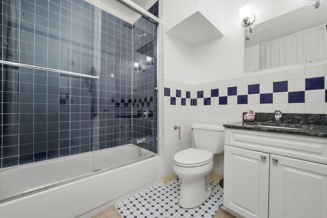 Building Photo - 2042 N Winchester Ave