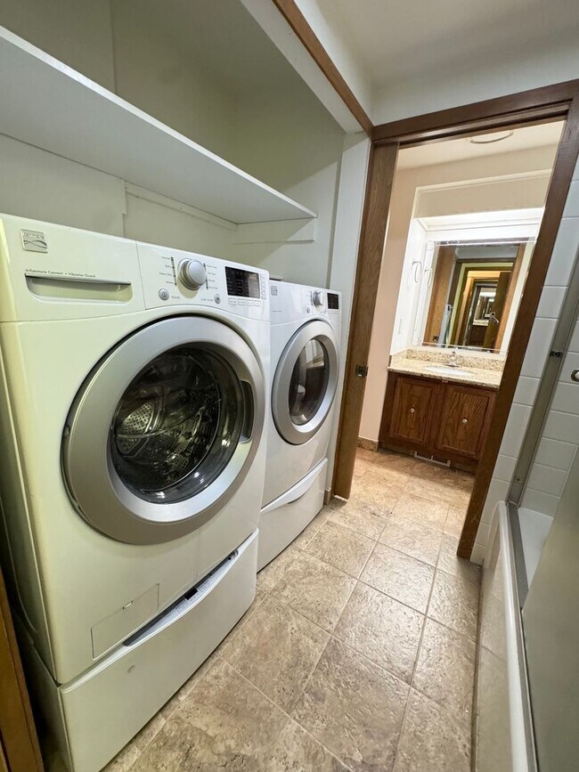 Building Photo - Spacious condo with 2 parking spaces included