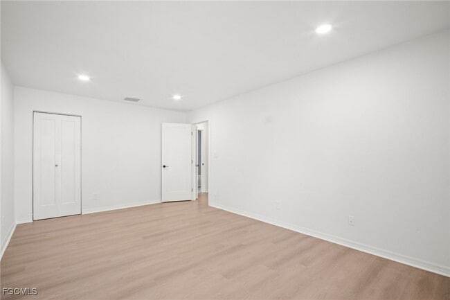 Building Photo - 4293 Island Cir