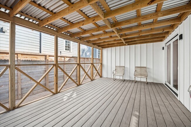 Building Photo - 515 E 9th St