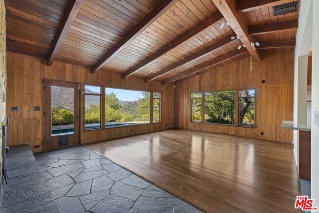 Building Photo - 21277 Entrada Rd