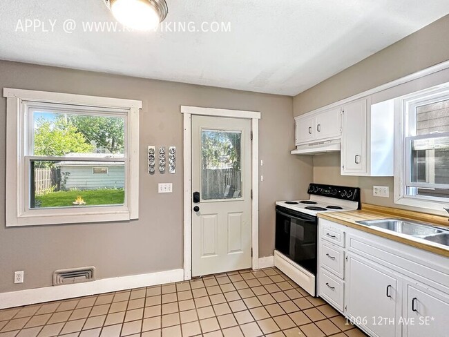 Building Photo - 3 Bed 2 Bath with Dishwasher, Laundry - Fa...