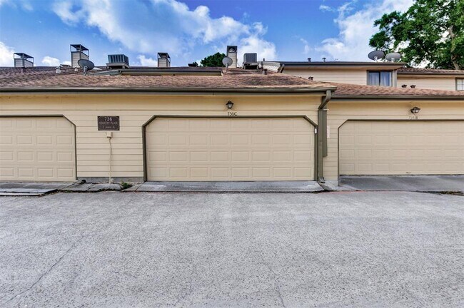Building Photo - 736 Country Pl Dr