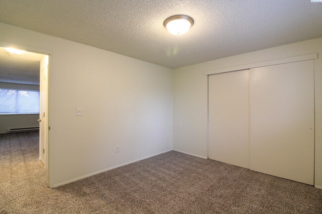 Building Photo - 2 Bed, 1 Bath Unit in Kennewick 4-Plex