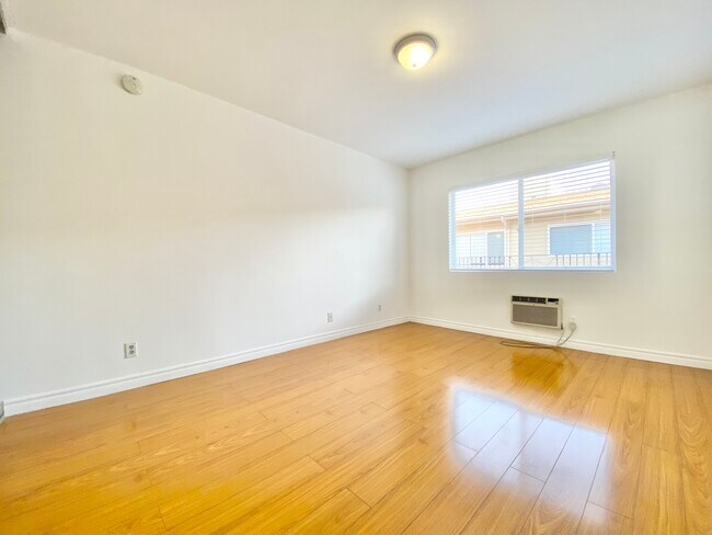 Building Photo - 1541 N Formosa Ave