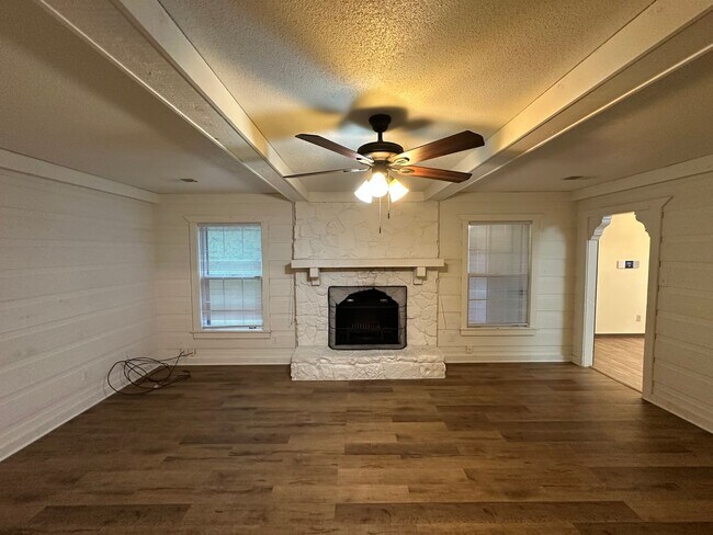 Building Photo - Showings may begin 7/1/26. Spacious Germantown home! Walking distance to Farmington Elementary. S...