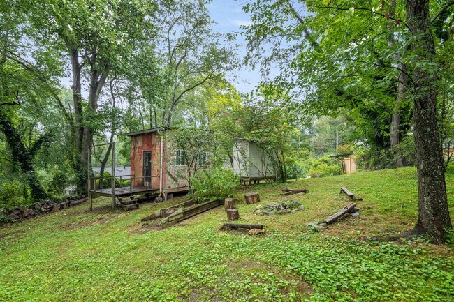 Building Photo - West Asheville Cottage