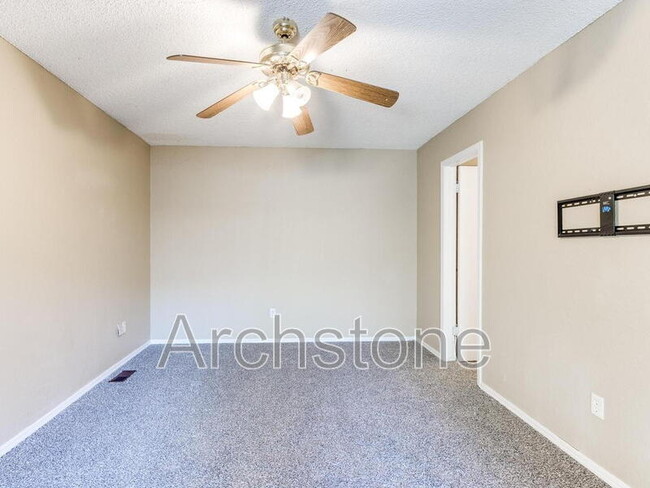 Building Photo - 6605 Lyrewood Ln