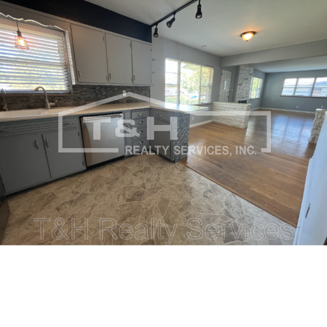 Building Photo - 9627 E 10th St