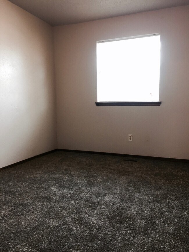 Building Photo - Charming 3BD 2BA Home in Yukon!!!