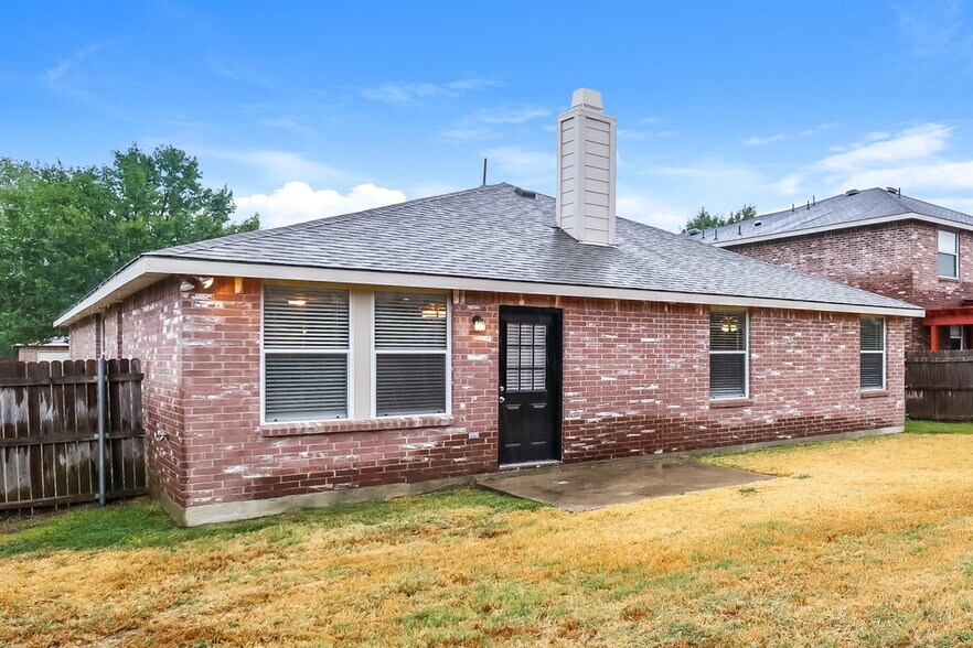 Building Photo - 637 Silvertop Rd