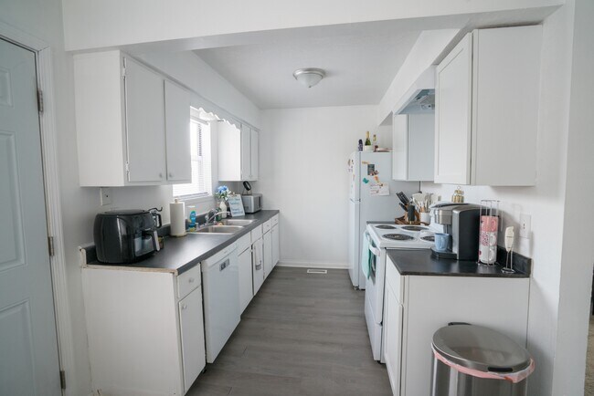 Building Photo - 923 Burcham Dr