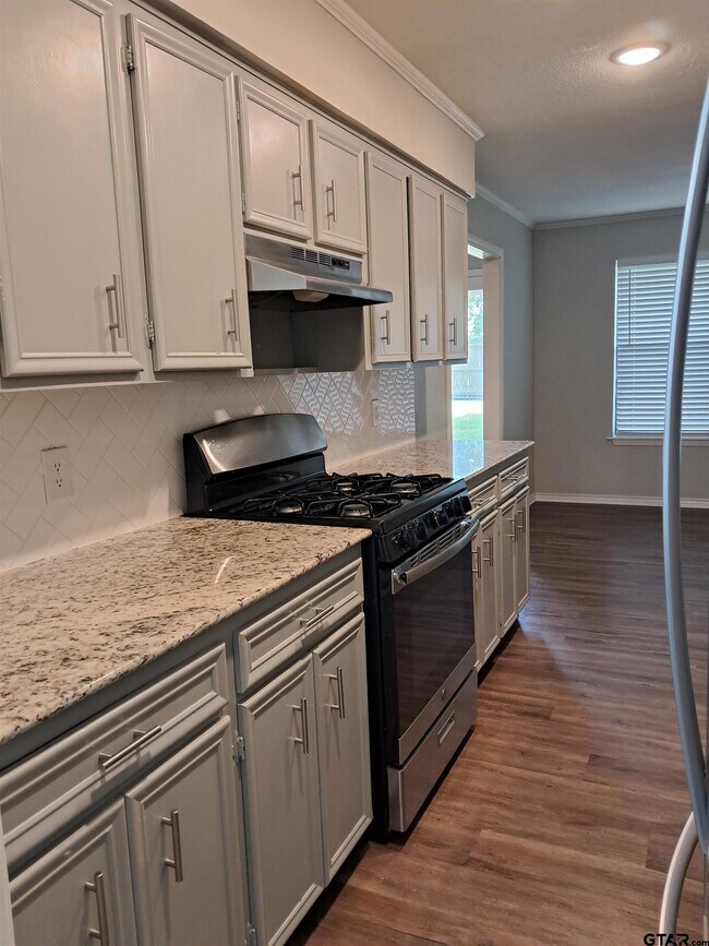 Building Photo - 704 Becky Dr